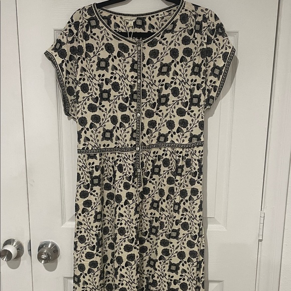 Max Studio Dresses & Skirts - Max Studio Black and Cream Floral Midi Dress